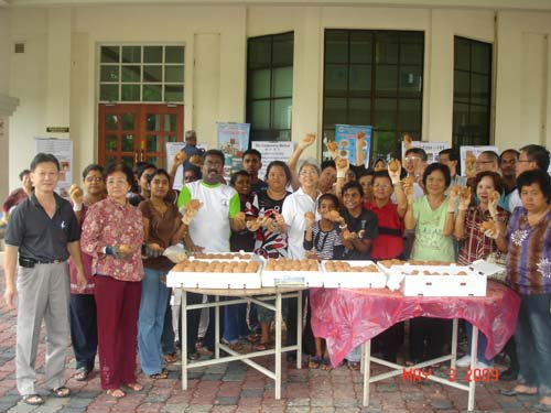 YB Pn Chong Eng bersama penghuni-penghuni Taman Desa Damai membuat EM Mud Ball pada 3-5-2009